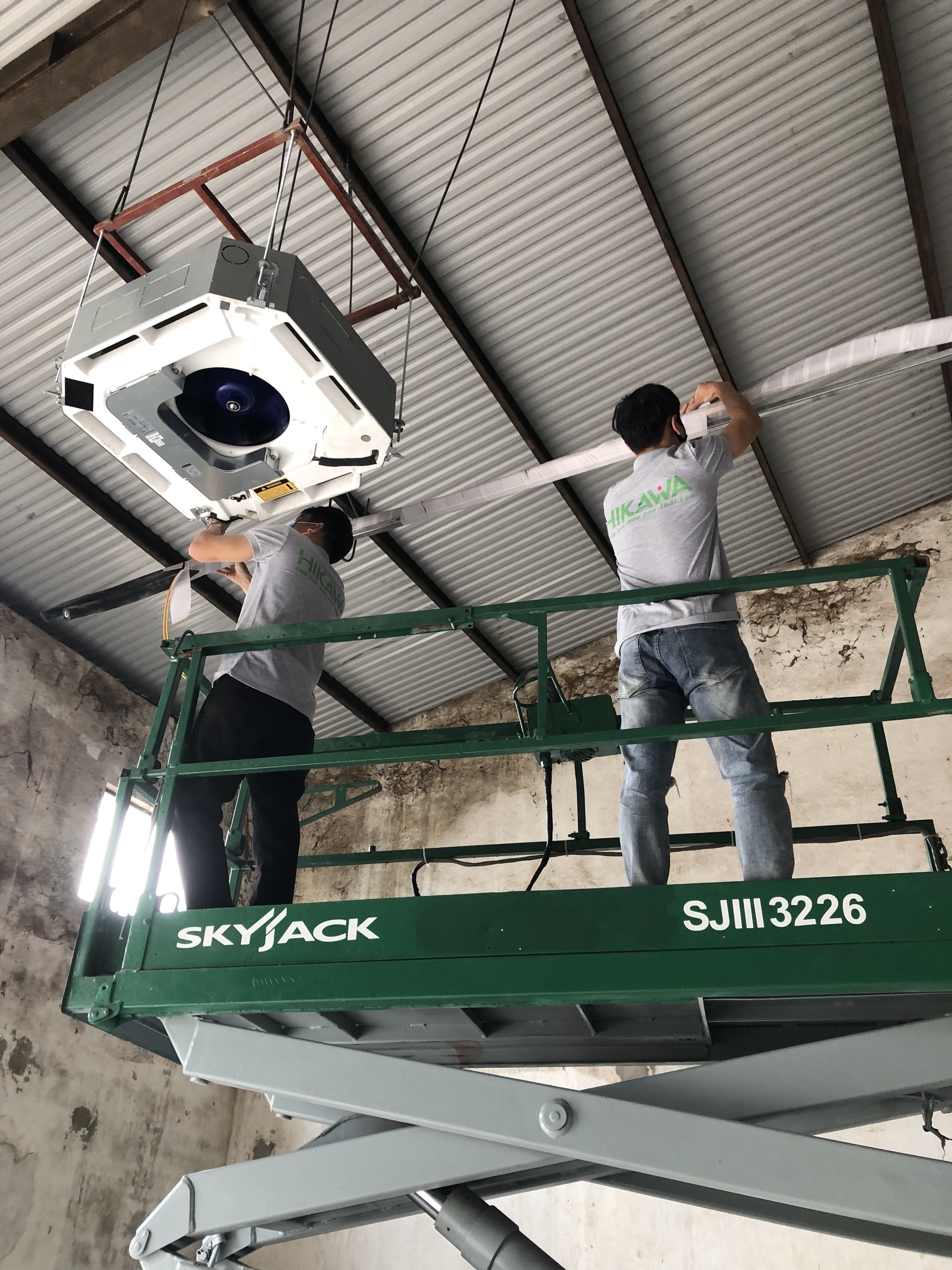 dieu-hoa-am-tran-la-gi-5