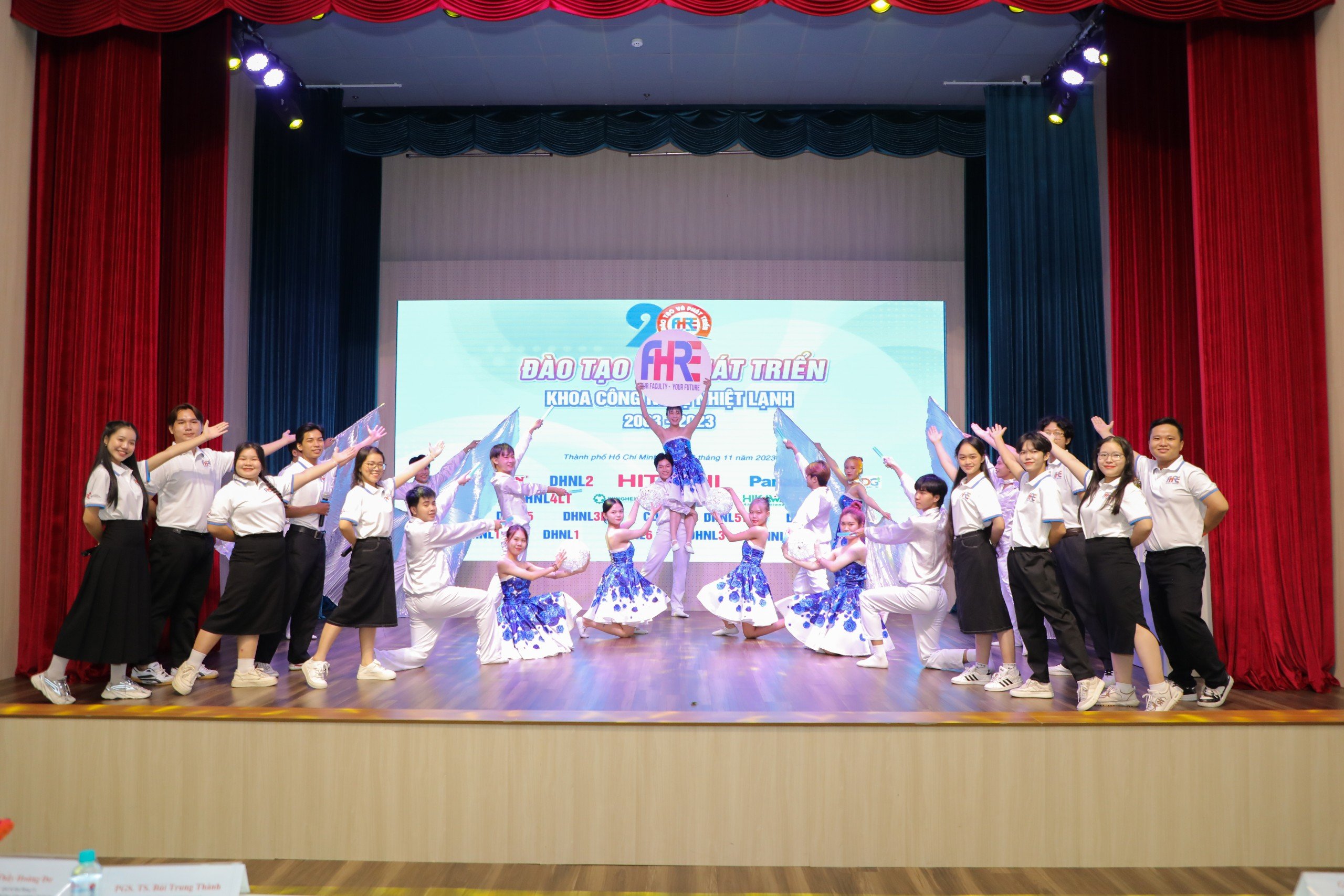 nh trao thưởng điện lạnh 2