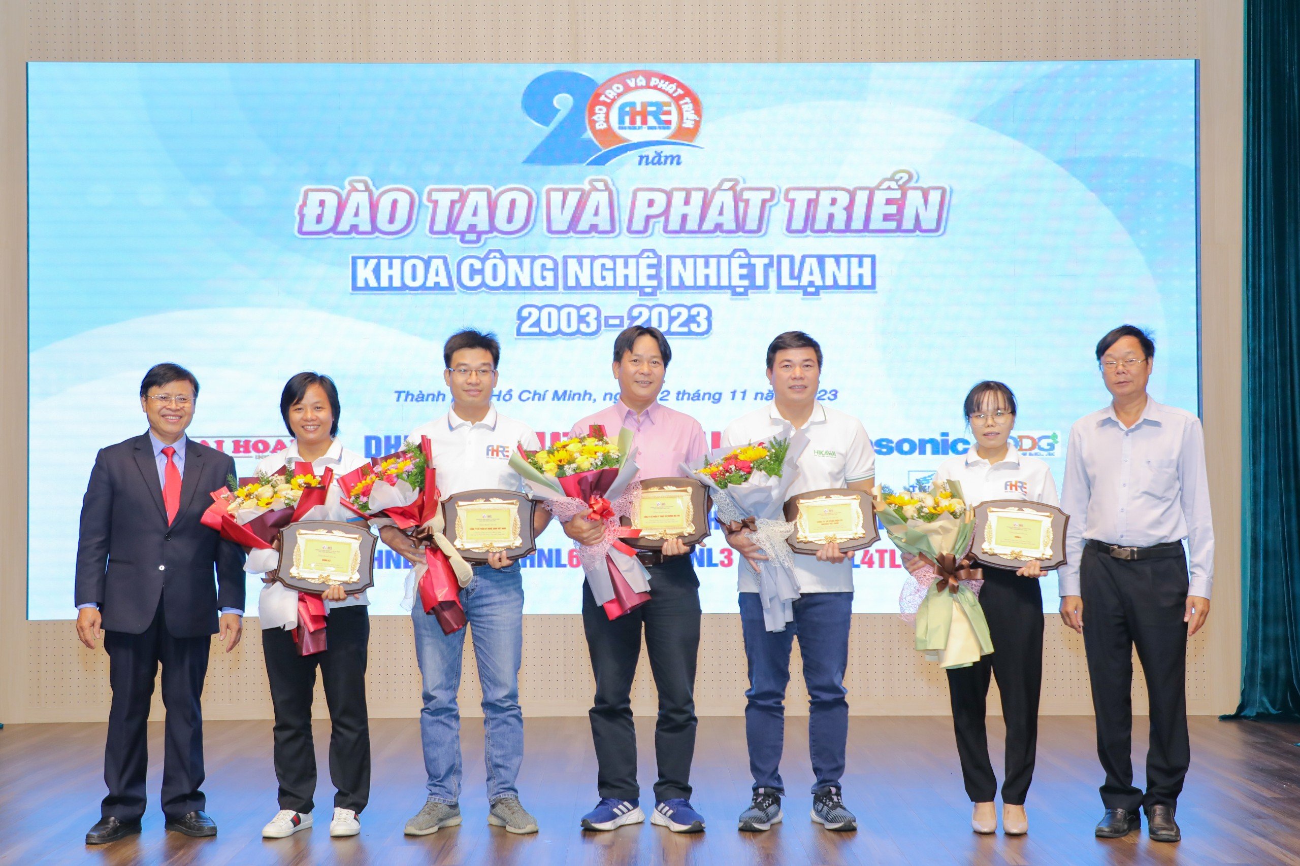 nh trao thưởng điện lạnh 6