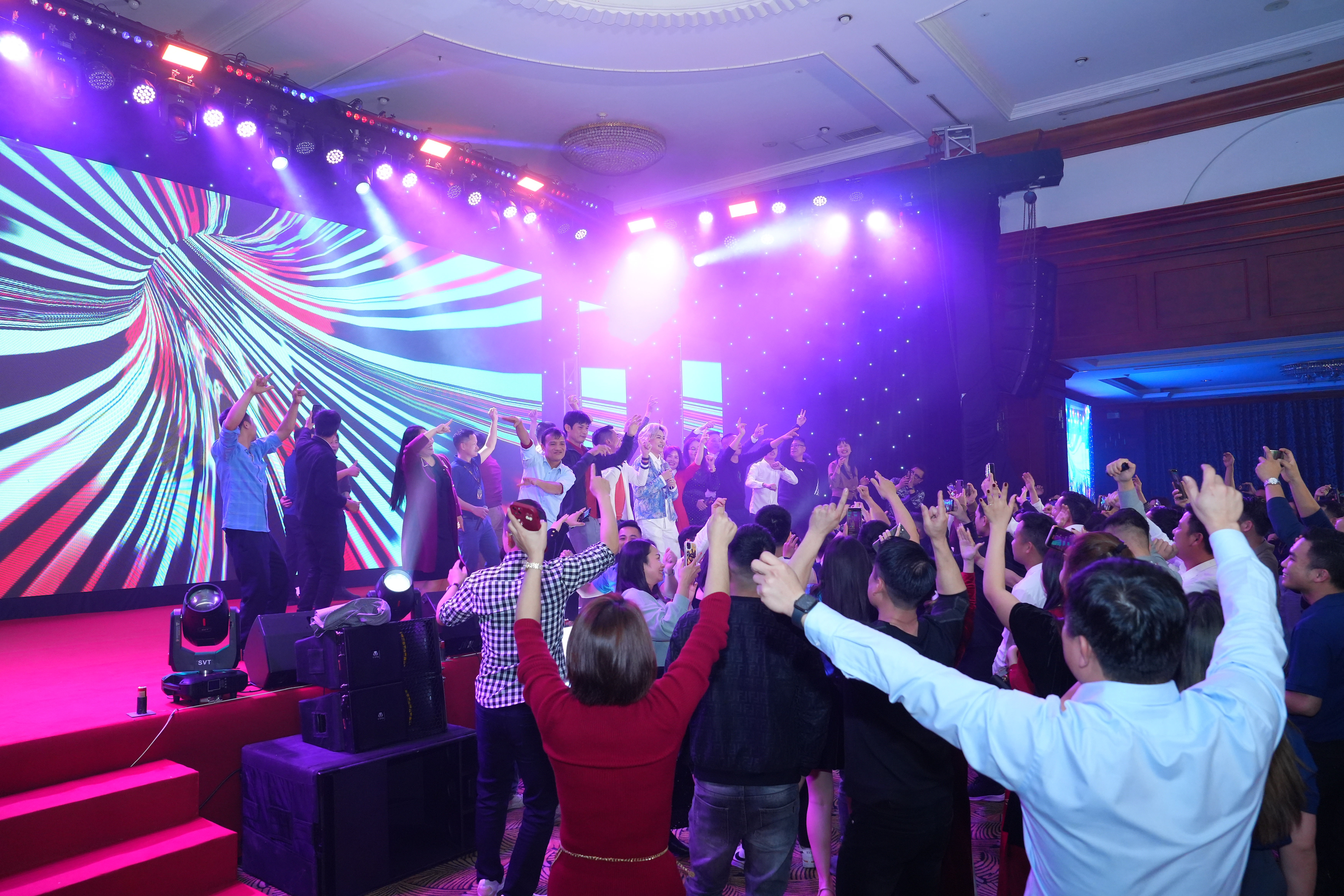 ca sĩ vicky nhung khuấy động không khí