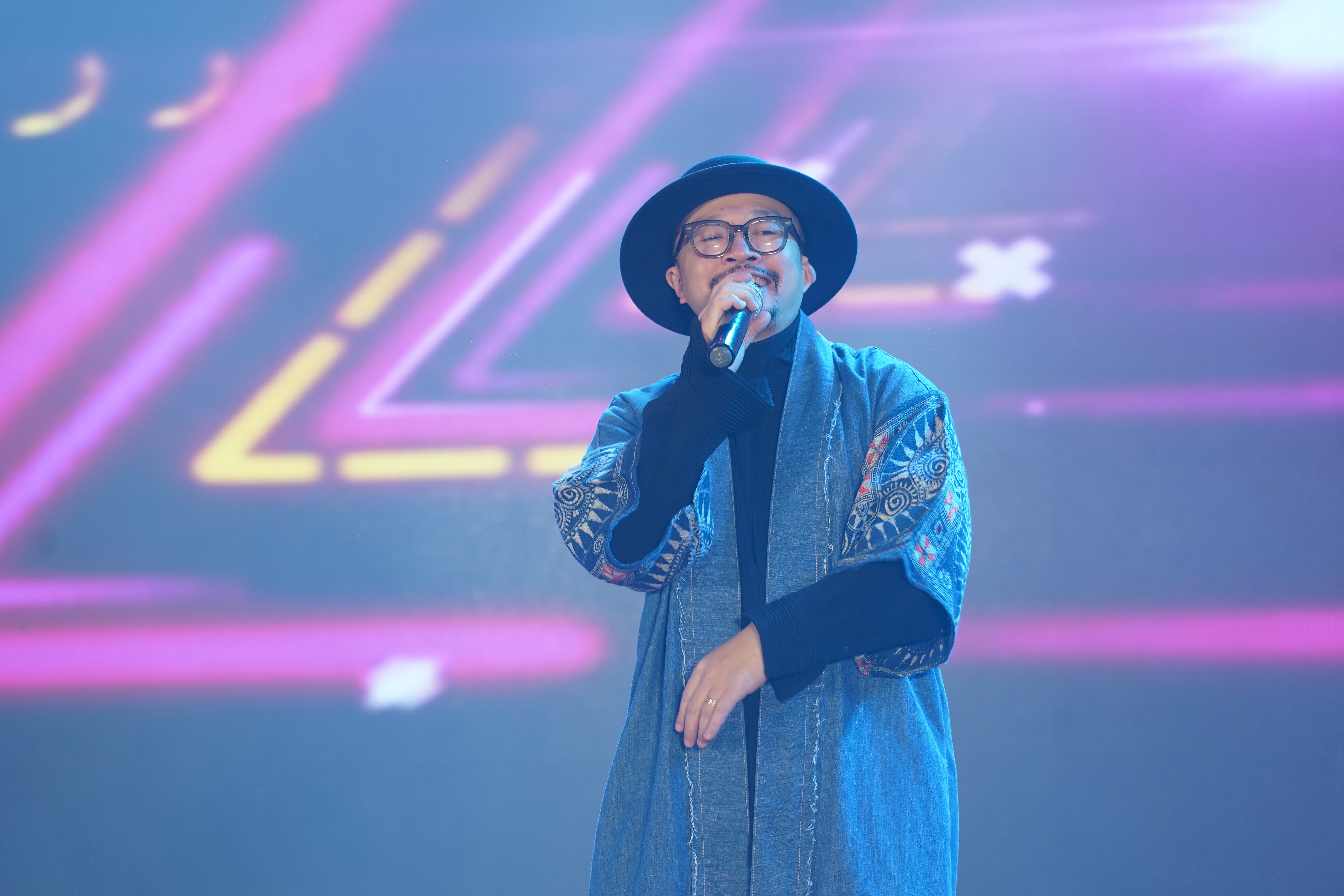 màn trình diễn của ca sĩ hà lê