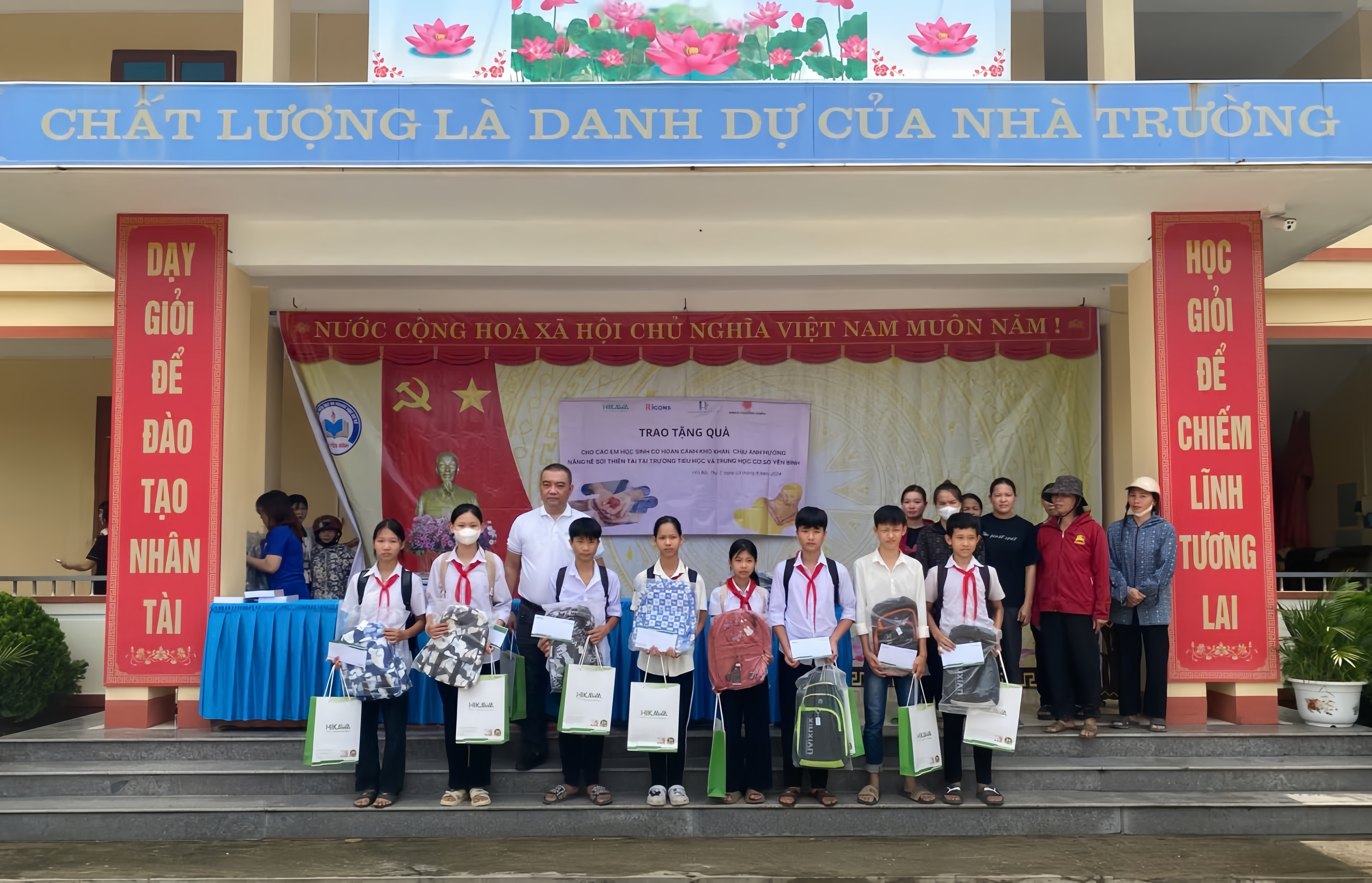 HIKAWA tặng quà cho các em học sinh