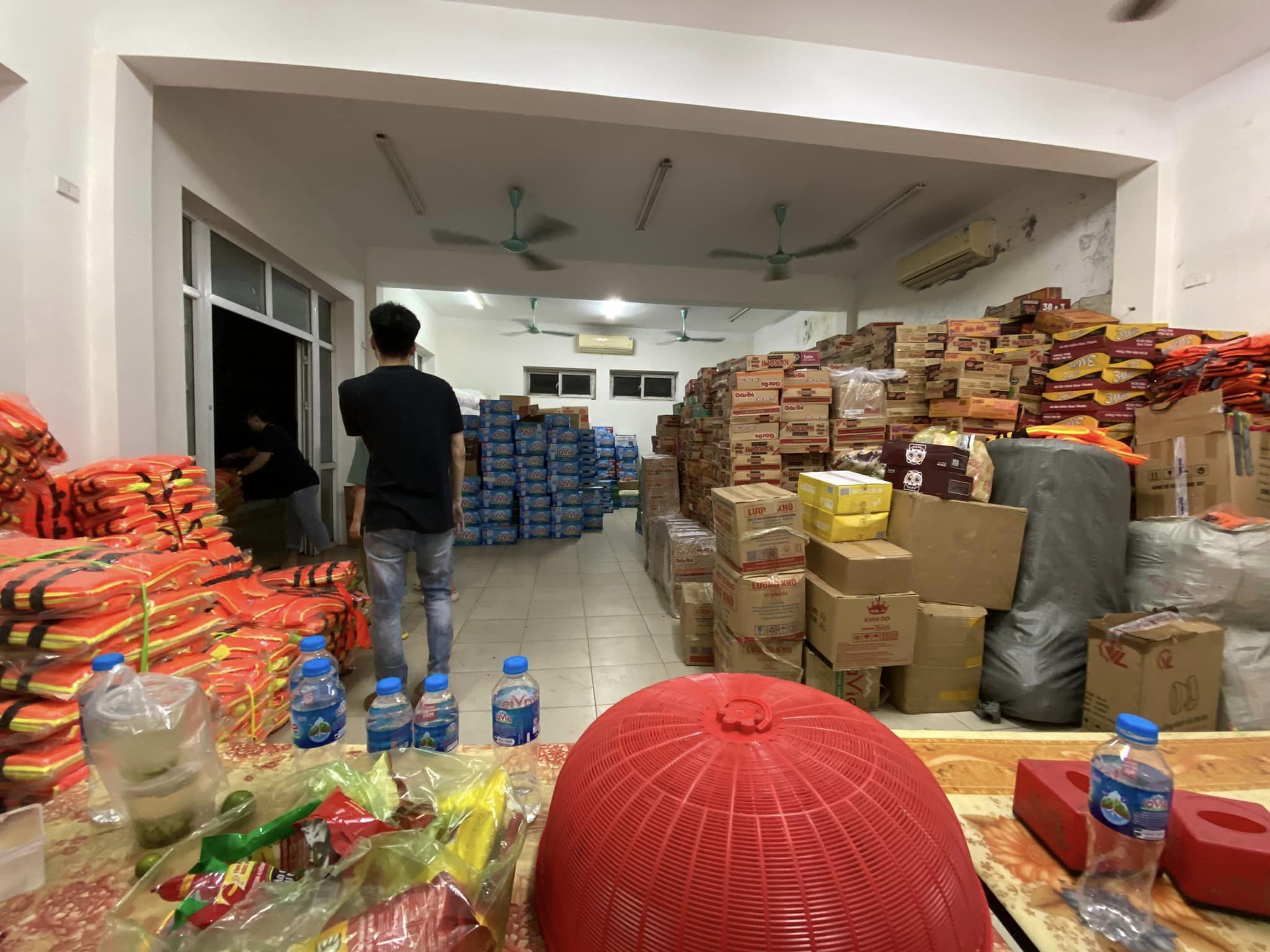 các mạnh thường quân vận chuyển hàng hóa để hỗ trợ người dân Yên Bái