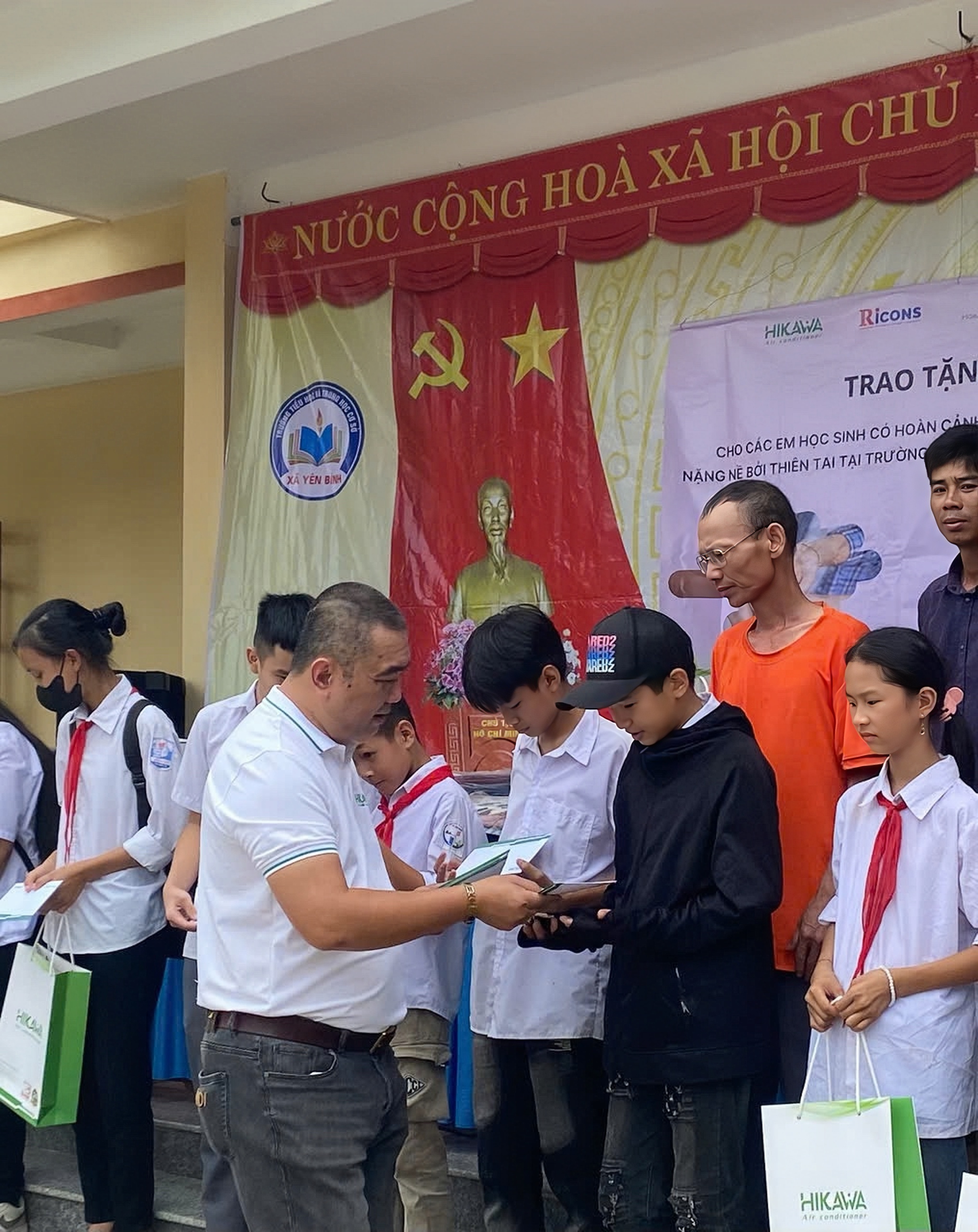 i diện HIKAWA trao quà cho các em học sinh