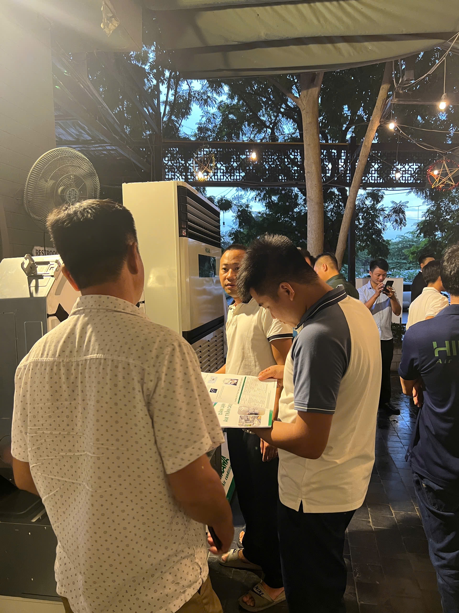 i tác xem các sản phẩm điều hòa được trưng bày