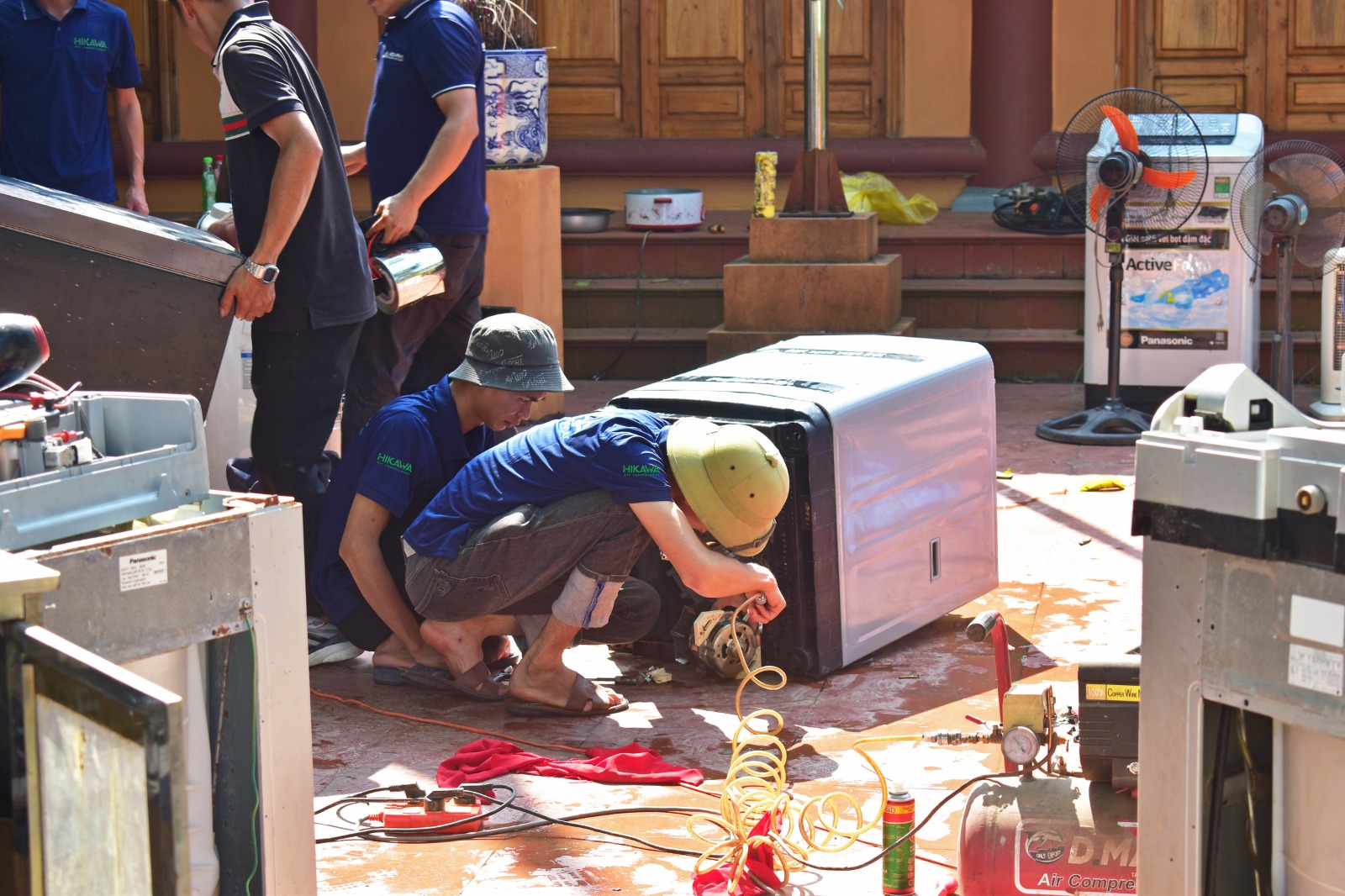 kỹ thuật viên hikawa tỉ mỉ sửa chữa đồ cho bà con