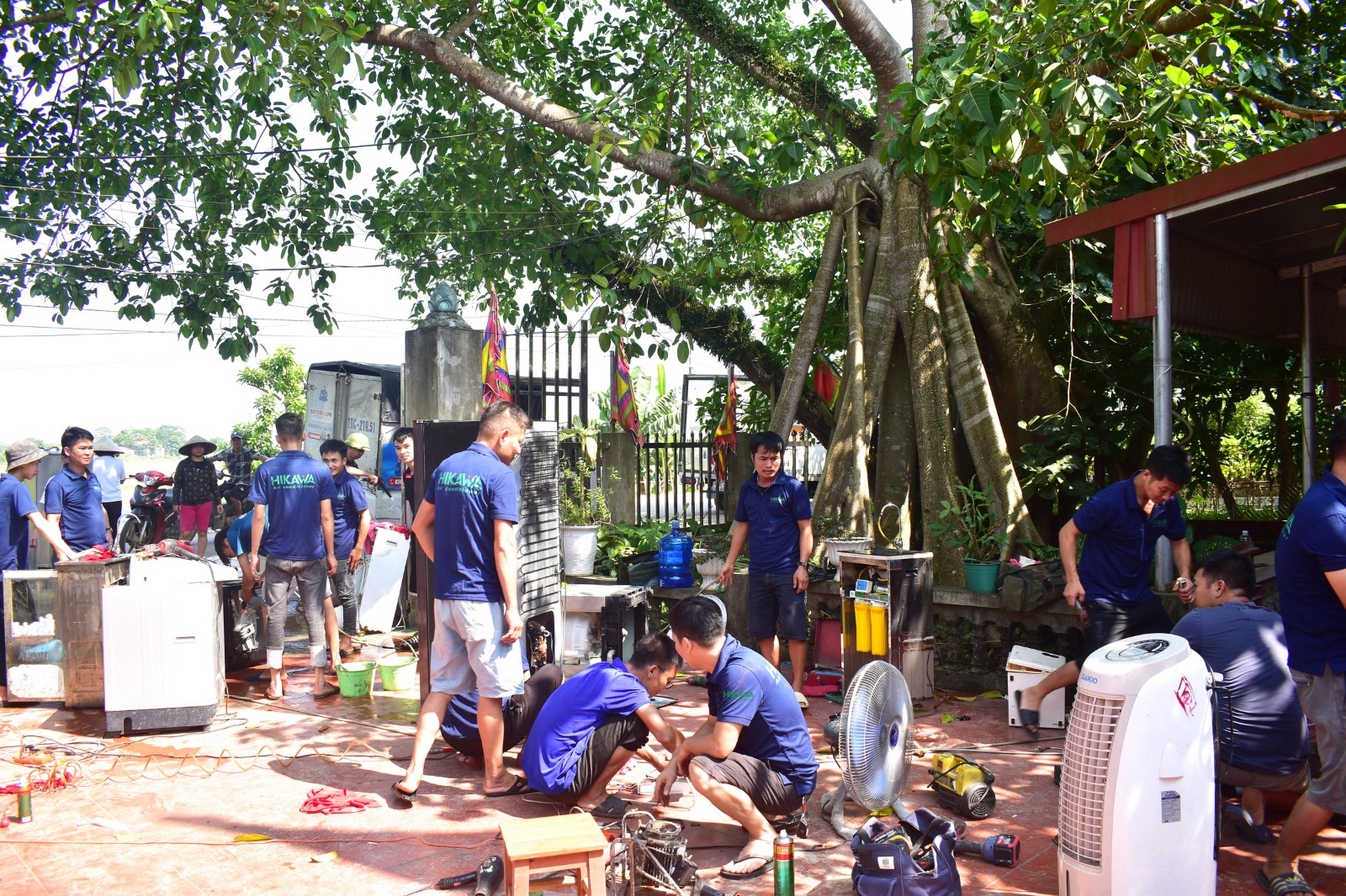 những kỹ thuật viên sửa chữa thiết bị điện tử cho bà con