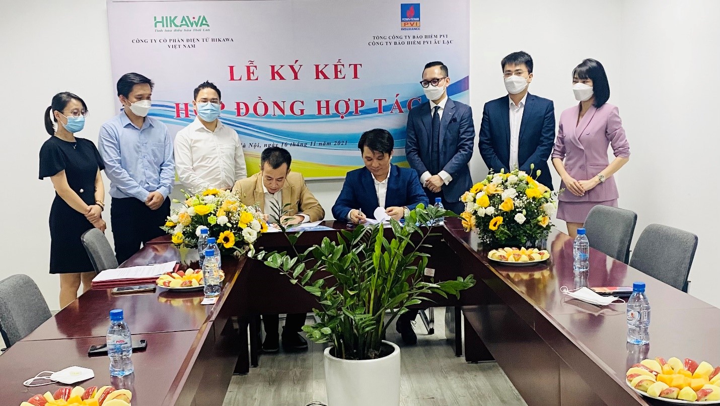 hand-presenting-model-house-home-loan-campaign (1)